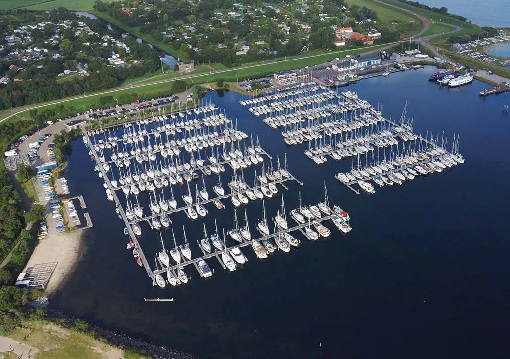 Lucht foto van de ligging van de haven van Watersport vereniging Den Osse